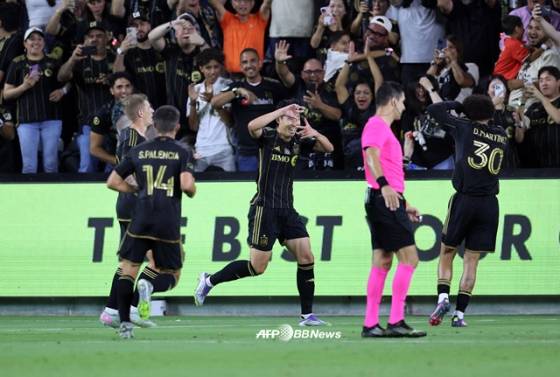 손흥민(가운데)이 골을 넣고 동료들과 세리머니를 펼치고 있다. /AFPBBNews=뉴스1