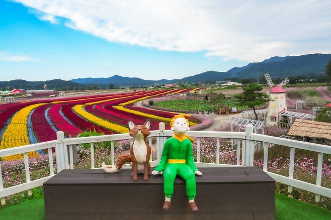 어린왕자 전망대에 설치된 어린왕자와 여우 조형물