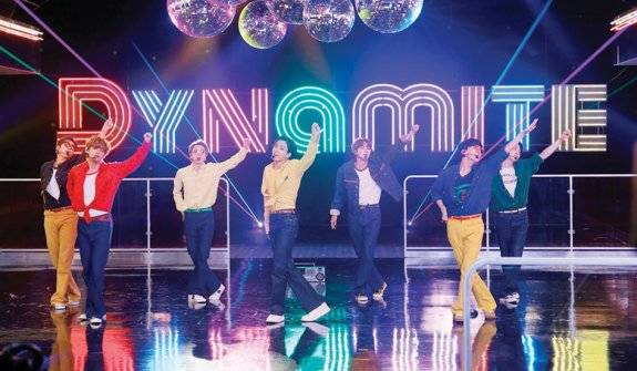 BTS(방탄소년단)가 2020년 10월 미국 NBC 인기 프로그램 ‘지미 팰런쇼’에 출연해 빌보드 ‘핫100’ 정상에 오른&nbsp;‘다이너마이트(Dynamite)’를 열창하고 있다. 빅히트엔터테인먼트 제공