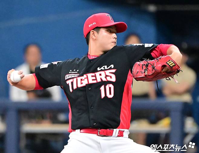 24일 오후 서울 구로구 고척스카이돔에서 열린 '2025 신한 SOL Bank KBO리그' KIA 타이거즈와 키움 히어로즈의 경기, 7회말 KIA 김태형이 공을 힘차게 던지고 있다. 엑스포츠뉴스 DB