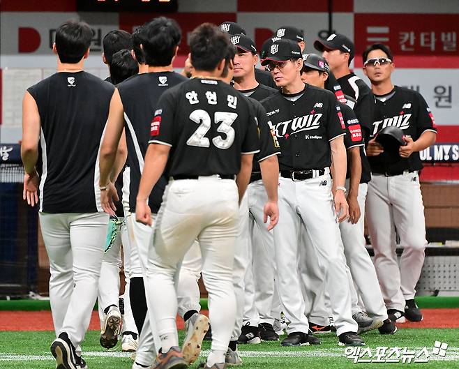 이강철 감독이 이끄는 KT 위즈가 23일 수원 KT위즈파크에서 열린 2025 신한 SOL Bank KBO리그 키움 히어로즈와의 팀간 16차전에서 7-0으로 승리, 3연승을 질주했다. 사진 엑스포츠뉴스 DB