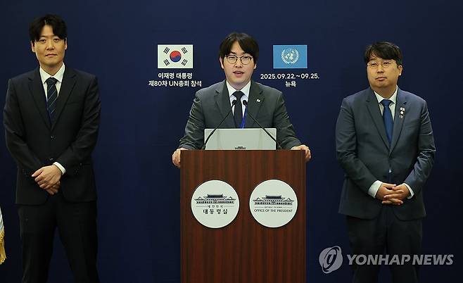 브리핑하는 하정우 AI미래기획수석 (뉴욕=연합뉴스) 한상균 기자 = 하정우 AI미래기획수석이 22일(현지시간) 미국 뉴욕 한 호텔의 한국프레스센터에서 이재명 대통령의 래리 핑크 세계경제포럼 의장 접견 관련 브리핑을 하고 있다. 
    왼쪽부터 김우창 국가AI정책비서관, 하 수석, 더불어민주당 차지호 의원. 2025.9.23 xyz@yna.co.kr