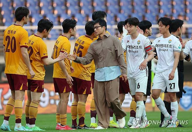 경기 마친 광주FC [연합뉴스 자료사진]