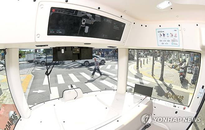 자율주행셔틀, 청계천 일대 시험운행 (서울=연합뉴스) 김인철 기자 = 23일 서울 청계천 일대에서 운전석 없는 자율주행셔틀이 시험운행을 하고 있다.
    운전석과 운전대가 없는 자율주행셔틀은 안전요원이 탑승하지만, 운전에는 관여하지 않는다. 청계광장∼청계5가(광장시장)∼청계광장을 순환하는 총 4.8㎞ 구간으로, 주중 평일 오전 10시부터 오후 5시까지 운행한다. 2025.9.23 [공동취재] yatoya@yna.co.kr