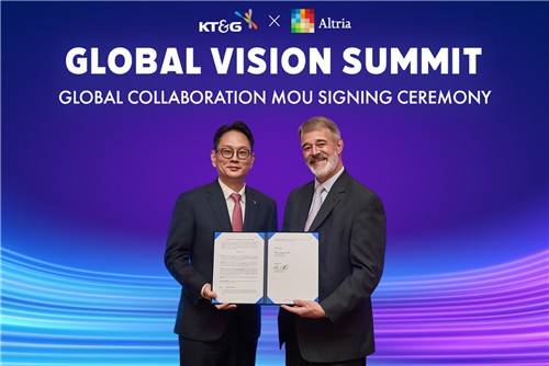 방경만 KT&G 사장이 Altria의 Billy Gifford CEO와 글로벌 니코틴·비니코틴 시장에서의 전략적 협력 기반을 구축하는 포괄적 MOU에 서명하고 기념 사진을 촬영하는 모습.
[KT&G 제공]