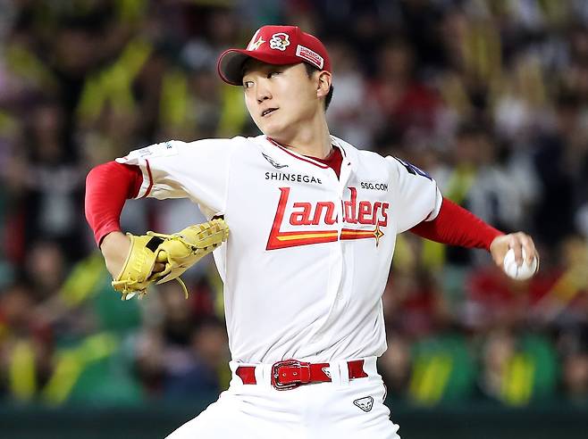 역투하는 SSG 김건우 (서울=연합뉴스) SSG 김건우가 23일 인천 SSG랜더스필드에서 열린 프로야구 KIA와 홈 경기에 선발 등파해 역투하고 있다. [SSG 랜더스 제공. 재판매 및 DB금지]