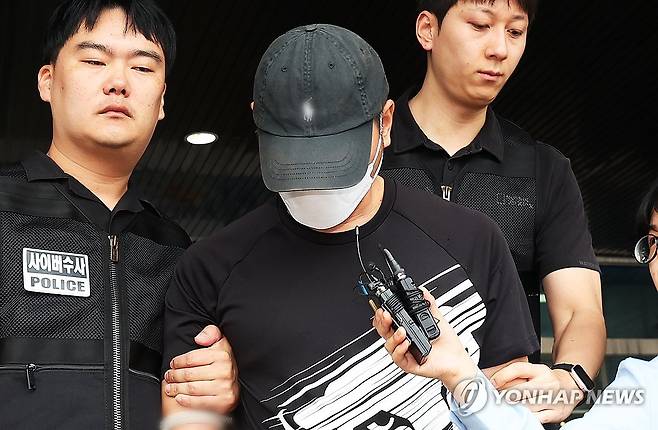 'KT 소액결제' 사건 피의자 A씨 영장실질심사 (수원=연합뉴스) 홍기원 기자 = KT 무단 소액결제 사건의 피의자인 중국 국적 남성 A씨가 18일 구속 전 피의자 심문(영장실질심사)에 출석하기 위해 경기도 수원영통경찰서 유치장에서 나오고 있다. A씨는 지난달 말부터 이달 초까지 불법 소형 기지국 장비를 승합차에 싣고 다니면서 수도권 특정 지역 KT 이용자들의 휴대전화를 해킹해 모바일 상품권 구매, 교통카드 충전 등의 소액 결제를 한 혐의를 받고 있다. 2025.9.18 xanadu@yna.co.kr