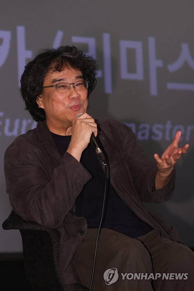 인사말하는 봉준호 감독 (부산=연합뉴스) 류효림 기자 = 봉준호 감독이 23일 부산 해운대구 우동 롯데시네마 센텀시티에서 열린 제30회 부산국제영화제 까르뜨 블랑슈 '유레카 (리마스터링) x 봉준호' 스페셜 토크에서 인사말을 하고 있다. 2025.9.23 ryousanta@yna.co.kr