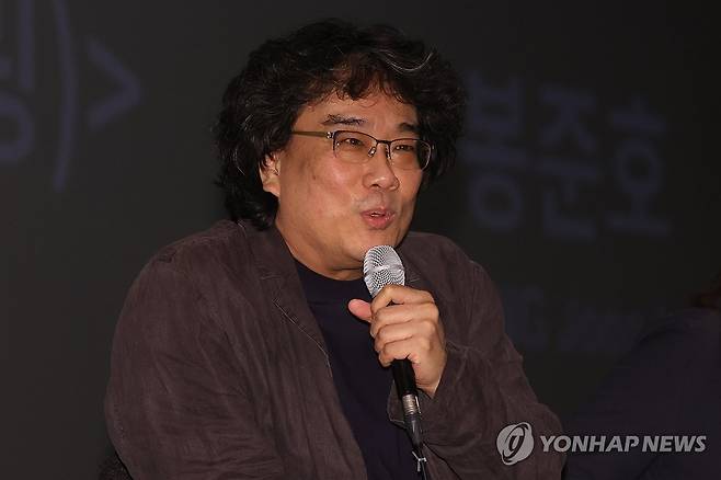 인사말하는 봉준호 감독 (부산=연합뉴스) 류효림 기자 = 봉준호 감독이 23일 부산 해운대구 우동 롯데시네마 센텀시티에서 열린 제30회 부산국제영화제 까르뜨 블랑슈 '유레카 (리마스터링) x 봉준호' 스페셜 토크에서 인사말을 하고 있다. 2025.9.23 ryousanta@yna.co.kr