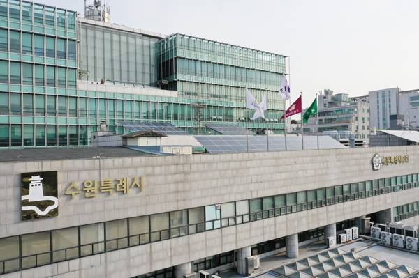 수원시청 공영주차장이 주말마다 사실상 웨딩홀 하객 전용 주차장처럼 쓰이고 있어 일반 이용객들은 주차 공간을 찾기 힘들다는 불만이 이어진다. /수원특례시 제공