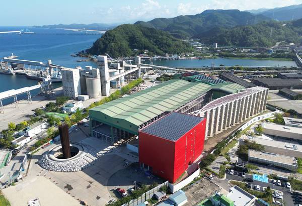 선박부품 제조공장이 문화예술의 허브공간으로 재창조되고 있는 삼척항 인근 폐공장 전경. /삼척시 제공