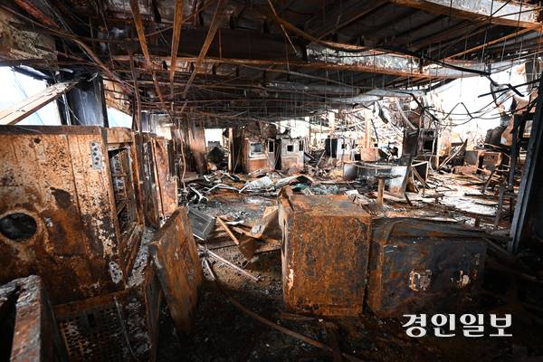 아리셀 참사 100일은 맞아 찾은 지난해 10월 1일 아리셀 공장 화재현장 모습. /경인일보DB
