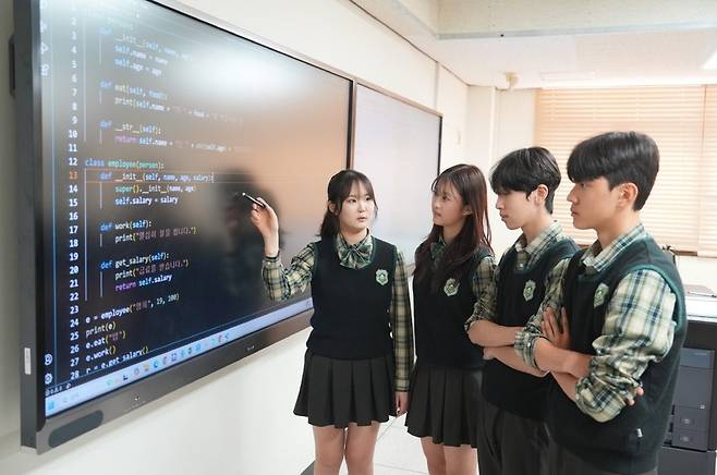 ▲ 안산디자인문화고등학교 학생들이 수업을 받고 있다./사진제공=안산디자인문화고등학교