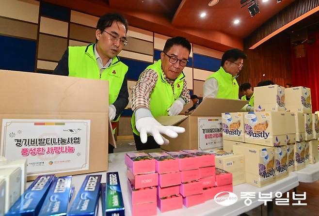 추석 연휴를 일주일 여 앞둔 24일 오후 화성시나래울종합사회복지관에서 진행된 '2025년 경기 비발디 나눔사업 풍성한 사랑나눔, 한가위 정 나눔축제' 행사에서 권인욱 경기 사랑의열매 회장, 김효진 사무처장 윤현의 경기도사회복지관협회 회장, 박진영 도의원 아너 소사이어티 회원 과 넥스틴 임직원들이 추석 꾸러미 포장 봉사활동을 하고 있다. 임채운기자