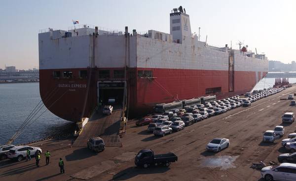 인천항에서 선적 중인 수출용 중고차 [사진=경인방송DB]