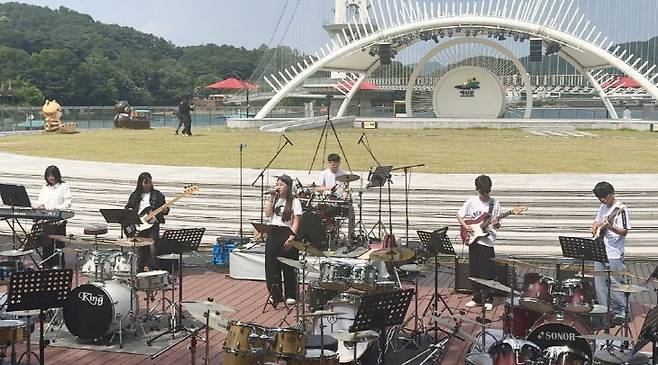 임성중학교 학생들이 예당저수지에서 버스킹을 하고 있다.