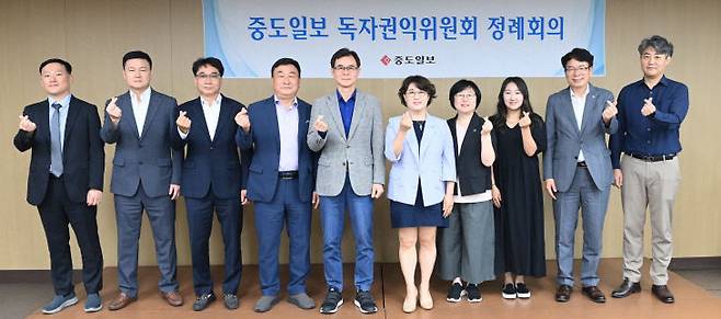 중도일보 독자권익위원회가 24일 오전 11시 중도일보 4층 대회의실에서 개최됐다. <사진 왼쪽부터> 강제일 중도일보 정치행정부장, 박태구 편집국장, 이종진 진광에스엔씨 대표, 진중길 계룡건설 상무이사, 윤성국 대전관광공사 사장, 마정미 한남대 교수, 김의화 편집위원, 원영미 편집부장, 유영돈 사장, 김흥수 경제부 차장. /금상진 기자