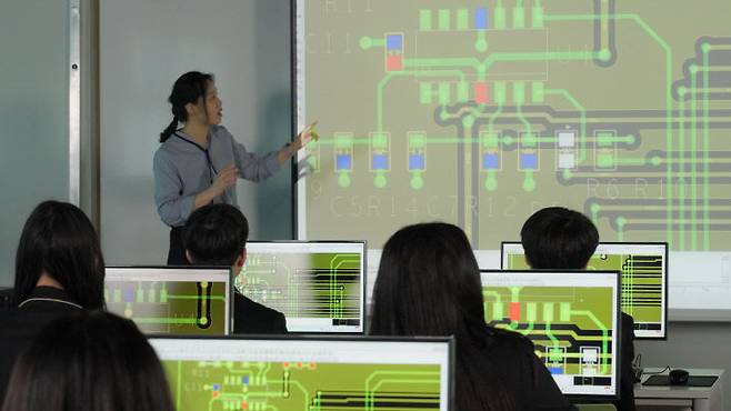 충남반도체마이스터고 학생들이 실습활동을 하고 있다. /충남교육청 제공