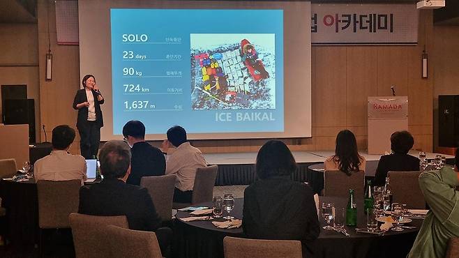 본보 주최로 지난 23일 광주 라마다플라자 충장호텔에서 열린 제12기 창조클럽 아카데미 제11강에서 산악인 김영미 대장이 ‘한 걸음의 용기’라는 주제로 강연하고 있다.