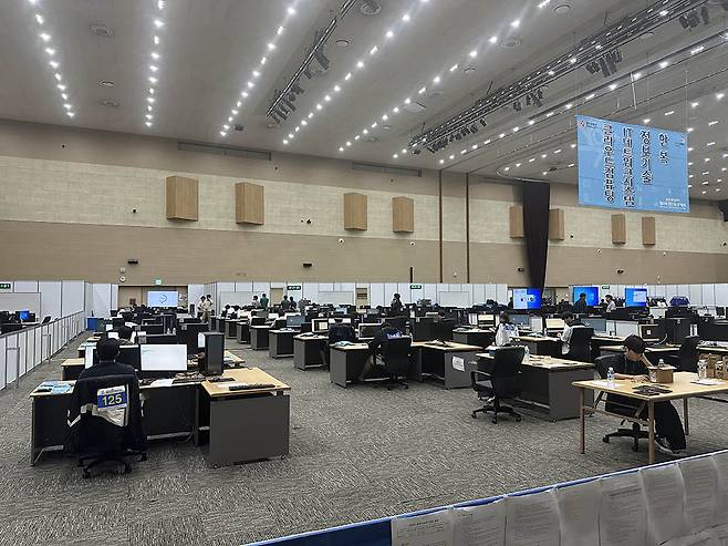 24일 광주 김대중컨벤션센터에서 열린 ‘제60회 전국기능경기대회’ IT네트워크시스템 직종에서 선수들이 제3과제를 풀며 실력을 겨루고 있다./안태호 기자