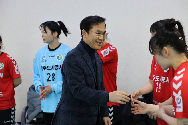 김승남 광주시도시공사 사장이 지난 1월 도시공사 소속 핸드볼 선수들을 격려하고 있다./광주도시공사 제공