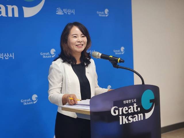 김영희 익산시 기획안전국장이 24일 브리핑에서 추석 연휴 종합대책을 발표하고 있다./사진=송승욱 기자