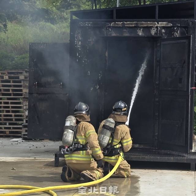 실화재 훈련시설에서 소방관들이 훈련을 진행하고 있다. 김문경 기자