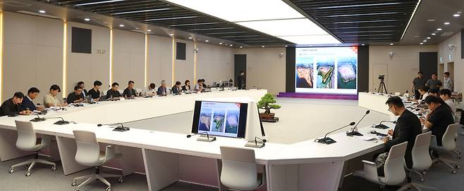 울산시가 24일 '세계적 수준의 공연장 건립을 위한 국제지명공모 현장설명회'를 개최한 가운데 공모에 최종 등록한 국내외 초청 5개 설계팀이 울산시청 대회의실에서 사업부지에 대한 세부 설명을 듣고 있다. 이수화 기자