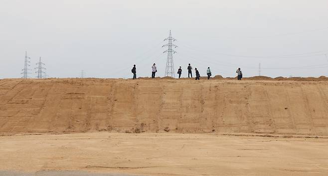 울산시가 24일 울산시청 대회의실과 사업대상지인 울산 남구 삼산매립장 일대에서 '세계적 수준의 공연장 건립을 위한 국제지명공모 현장설명회'를 개최한 가운데 공모에 최종 등록한 국내외 초청 5개 설계팀이 삼산매립장 일대를 둘러보고 있다. 이수화 기자