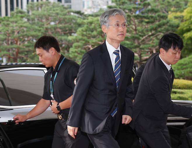 조희대 대법원장이 24일 서울 서초구 대법원으로 출근하고 있다. 연합뉴스
