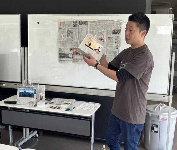 무나카타시청 아카다 씨가 세계유산 관련 프로그램을 진행하고 있다.