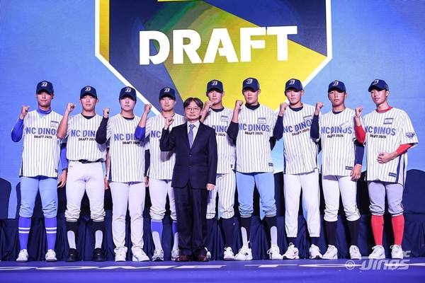 17일 서울 롯데호텔월드에서 열린 2026 KBO 신인 드래프트에서 NC 다이노스에 지명된 선수들이 기념 촬영을 하고 있다. /NC 다이노스