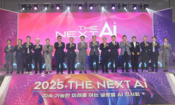 경남 'The Next AI' 산업전이 24일 창원컨벤션센터에서 개막했다. 김명주 경남도 경제지사와 장금용 창원시장 권한대행 등 주요 인사들이 산업전 개막을 축하하며 기념사진을 찍고 있다. /조재영 기자