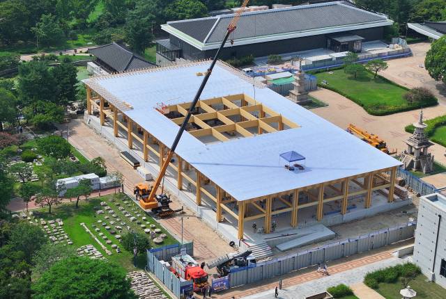 21일 경북 경주시 경주국립박물관에서 언론인 초청 APEC 현장 준비상황 설명회가 열린 가운데 APEC 정상회의 만찬장 조성 공사가 진행되고 있다. 연합뉴스