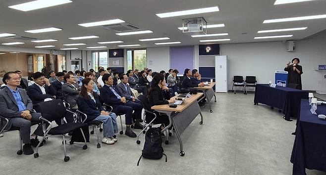 서복경 더가능연구소 대표가 24일 대구 중구 더불어민주당 대구시당 김대중홀에서 열린 ‘광역의회 선거제도개혁 토론회’에서 기조 발표를 하고 있다.