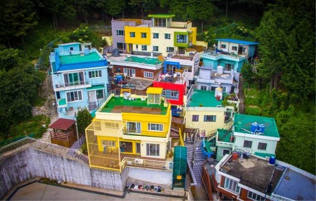 이바구캠프는 쇠퇴하는 산복도로변 주택을 사들여 특색있는 게스트하우스로 꾸며 일자리와 수익을 창출하는 도시재생 사례로 평가받고 있다. 부산 동구청 제공