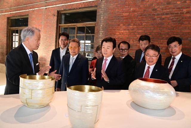 올해는 ‘사이, Between Nature To Human’을 주제로 국내외 작가 25명이 참여하며, 전 세계 공예 작품 150여 점이 전시된다. 진주시 제공