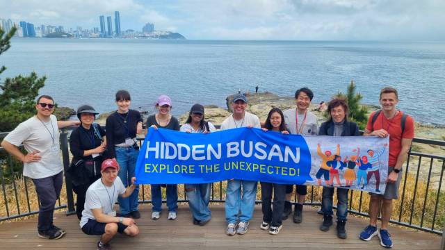 4월 열린 오륙도~이기대 해안 트레킹에서 회원들이 기념촬영하고 있다. HIBA 제공