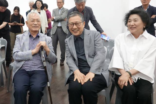 23일 오후 부산 중구 가톨릭센터 대청갤러리에서 열린 홍성담 작가의 ‘독일 유배 작품 봉인 해제 행사’에 참석한 송기인(맨 왼쪽) 신부와 홍성담(가운데) 작가. 박희진 사진가 제공