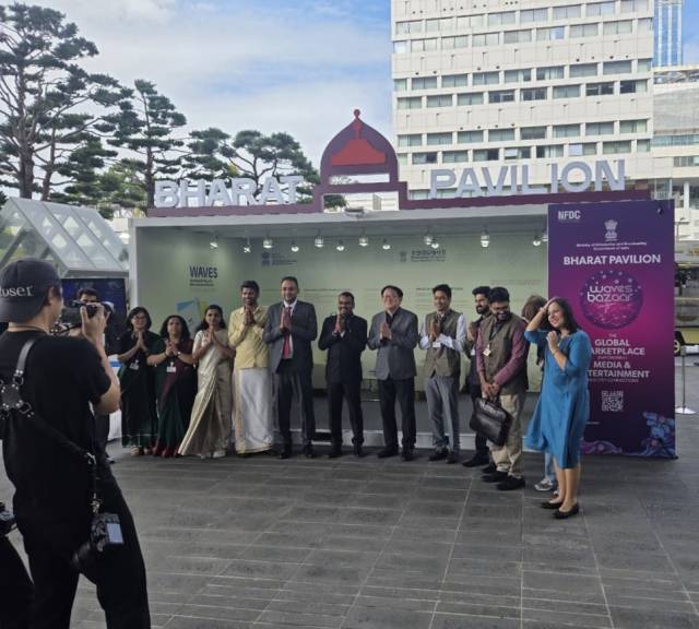 23일 오전 11시께 로가나탄 무루간 인도 정보방송부 장관과 주한인도대사관 관계자들이 부스를 방문해 기념촬영을 하고있다. 주한인도대사관 제공