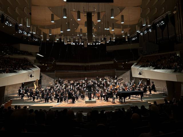 부산시향이 23일(현지 시간) 독일 베를린 필하모니 메인 오디토리엄에서 열린 ‘무직페스트 베를린 2025’에서 연주하고 있다. 부산문화회관 제공