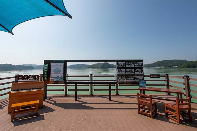 ▲ 길 중간에는 과거 예안국민학교가 있던 자리를 기념하는 상징물인 풍금, 책상, 흑백사진 등이 전시되어 있다.