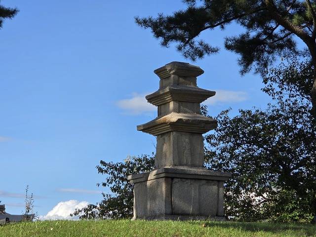 변경된 국립경주박물관 만찬장 바로 옆의 국보 삼층석탑. 강시일 기자