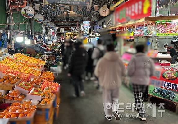 추석을 앞두고 제주도내 전통시장에서 농축산물을 구입하면 최대 2만원을 돌려주는 온누리상품권 환급행사가 진행된다. 사진은 제주시 동문시장 전경.