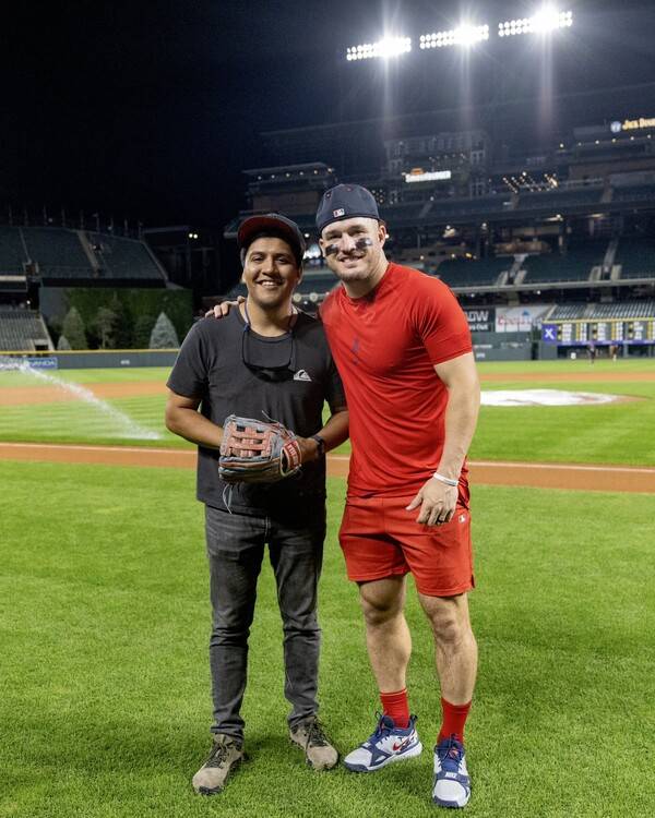 그라운드에서 함께 포즈를 취한 팬과 트라웃(사진=LA 에인절스 공식 SNS)