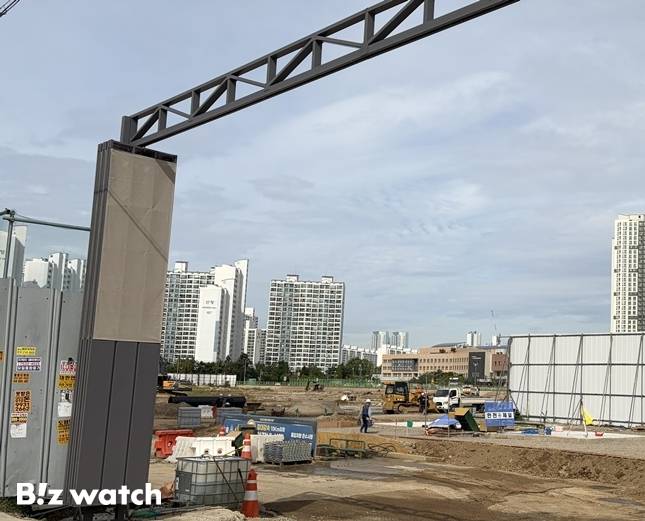 인하대역 수자인 로이센트 공사 현장. 바로 뒤편에 용학초등학교가 보인다/사진=정지수 기자