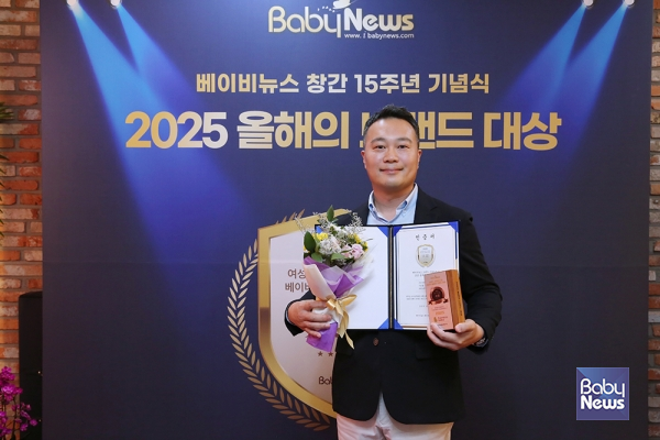 임재경 더밤부 대표가 23일 오후 서울 마포구 베이비뉴스 스튜디오에서 열린 2025 올해의 브랜드대상 시상식 포토존에서 기념촬영을 하고 있다. 더밤부 밤부베베는 천기저귀, 목욕타올, 유아동 침구류 등 3개 부문 1위를 차지했다. 이효상 기자 ⓒ베이비뉴스