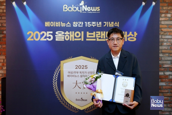 홍준선 엑세스인터랙티브 이사가&nbsp;23일 오후 서울 마포구 베이비뉴스 스튜디오에서 열린 2025 올해의 브랜드 대상 시상식 포토존에서 기념촬영을 하고 있다. 브라운은 접촉식 체온계, 비접촉식 체온계 2개 부문에서 1위를 차지했다. 엑세스인터랙티브는 브라운의 공식 홍보마케팅 대행사이다. 이효상 기자 ⓒ베이비뉴스