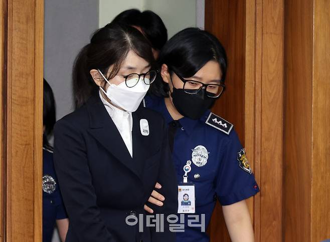 도이치모터스 주가조작과 명태균 공천개입, 통일교 청탁·뇌물 수수 의혹 혐의 등으로 구속기소 된 김건희 씨(파면된 전직 대통령 윤석열의 아내)가 24일 오후 서울 서초구 서울중앙지방법원에서 열린 첫 재판에 출석하고 있다. (사진=공동취재단)