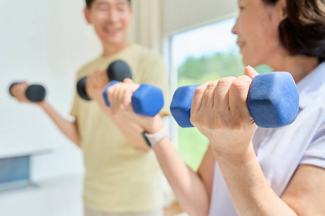 나이 들면서도 더 활기차게 기분 좋게 살려면 식습관과 운동, 수면에 초점을 맞춰 건강한 생활 습관을 유지해야 한다. [사진=게티이미지뱅크]